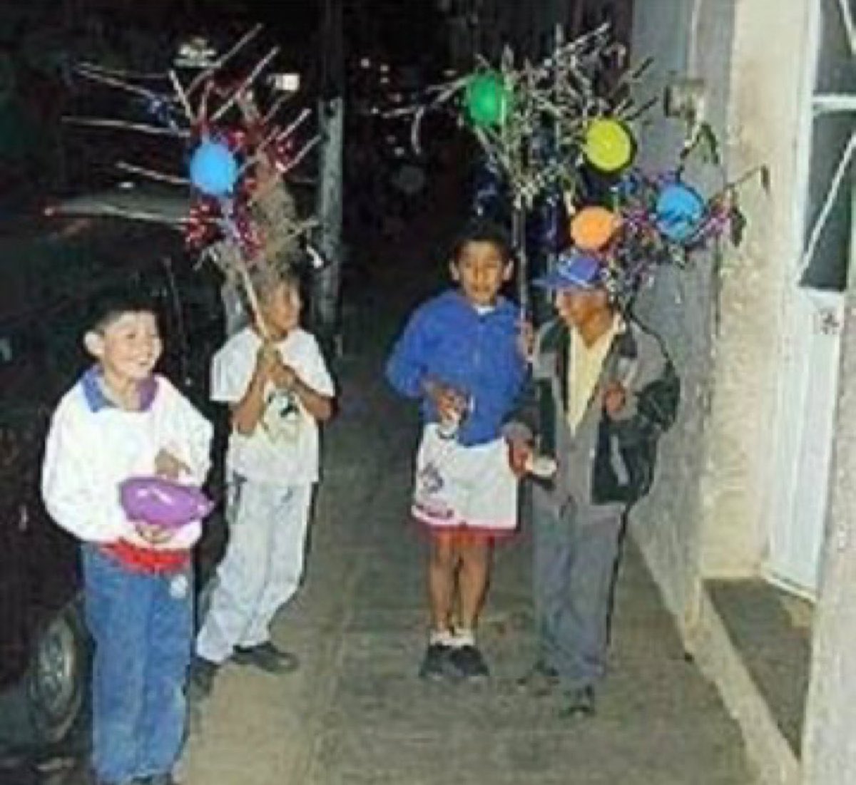 MatamorosGuridi's tweet photo. Comenzaron #LasPosadas. Recuerdo cuando era niño salía con la flotita de cuates y la familia a cantar, bailar y pedir #LaRama por las callejuelas de #Veracruz. Tradiciones #jarochas que no deben perderse. #VeracruzPuerto #Flashback #BocaDelRio #Recuerdos 🎶🪅🎄💃🕺🤗🎶 https://t.co/3zI6TvCxNE