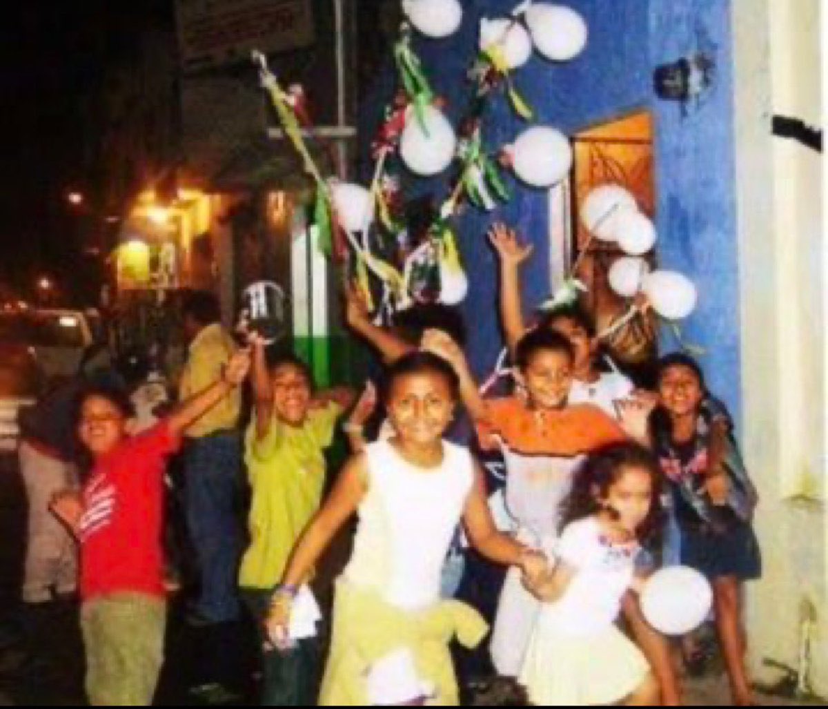 MatamorosGuridi's tweet photo. Comenzaron #LasPosadas. Recuerdo cuando era niño salía con la flotita de cuates y la familia a cantar, bailar y pedir #LaRama por las callejuelas de #Veracruz. Tradiciones #jarochas que no deben perderse. #VeracruzPuerto #Flashback #BocaDelRio #Recuerdos 🎶🪅🎄💃🕺🤗🎶 https://t.co/3zI6TvCxNE