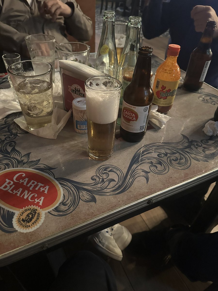 javierpo79's tweet photo. Por más jueves así!! #amigos #risas #cheves https://t.co/NMO11yApAg