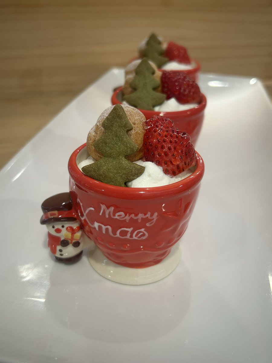 daichitokurumi's tweet photo. ショーケースの中が徐々にクリスマス仕様に🎄　
クリスマスのデコレーションケーキのフリー販売もはじまりました。
焼き菓子もたくさんご用意していますのでご来店お待ちしています。 https://t.co/l8XD192MPV