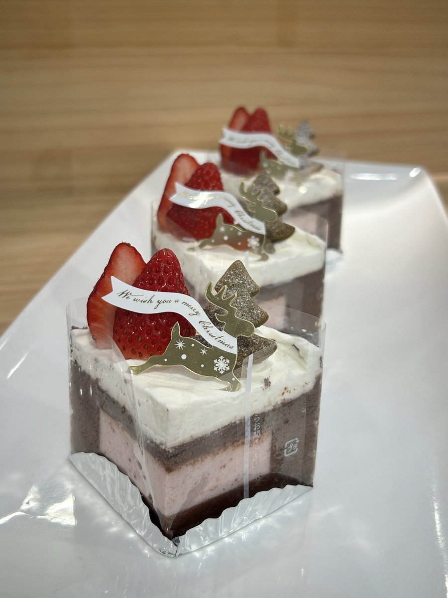 daichitokurumi's tweet photo. ショーケースの中が徐々にクリスマス仕様に🎄　
クリスマスのデコレーションケーキのフリー販売もはじまりました。
焼き菓子もたくさんご用意していますのでご来店お待ちしています。 https://t.co/l8XD192MPV