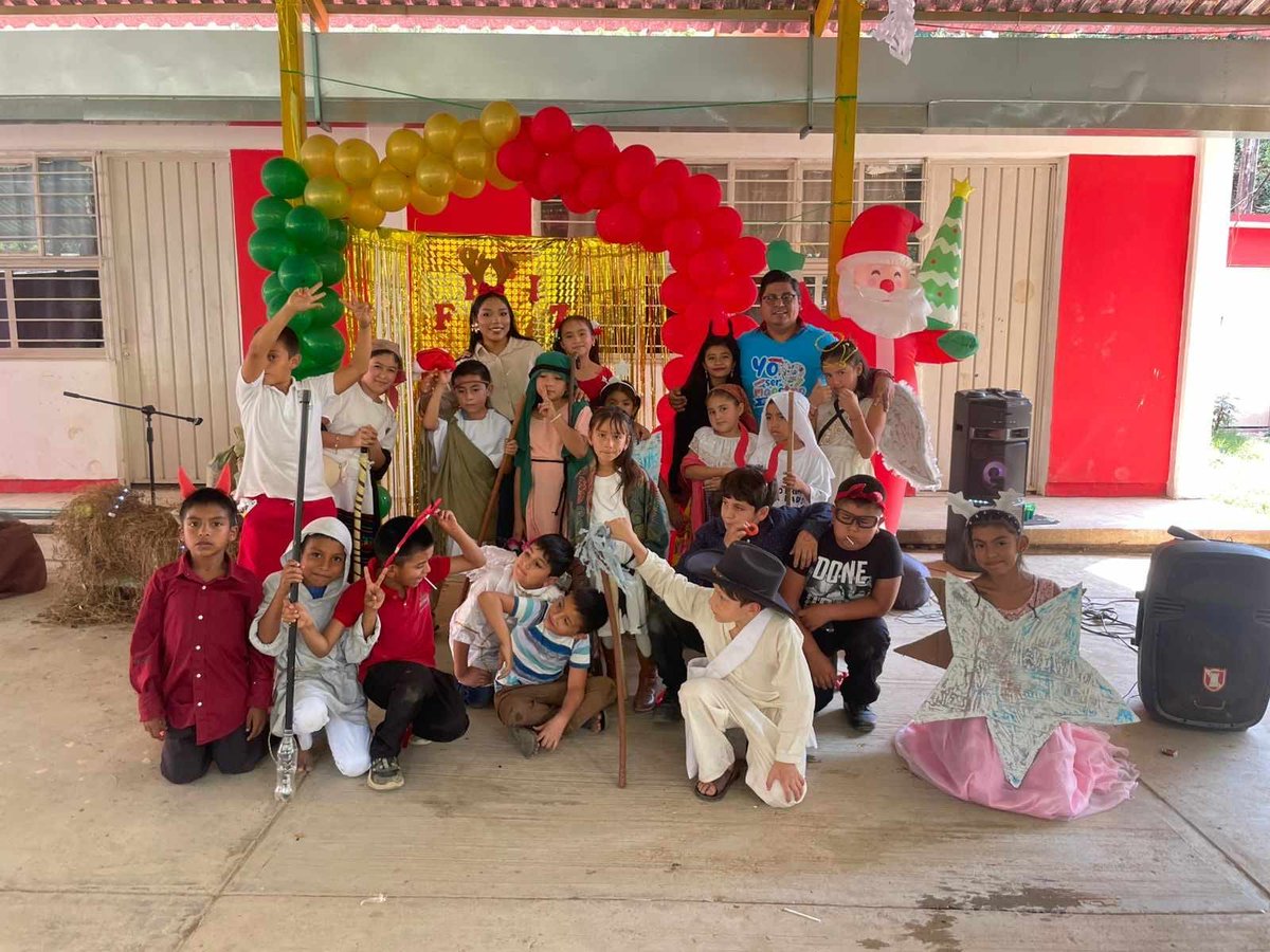 EducGuerrero's tweet photo. 🎭📍#Pastorela| Comunidad educativa de la escuela "Lic. Benito Juárez" en El Cordón Grande, Técpan, celebra las fiestas con una pastorela tradicional. ¡La cultura brilla en la Sierra de la Costa Grande! 🏫 https://t.co/WSRVyXXie2