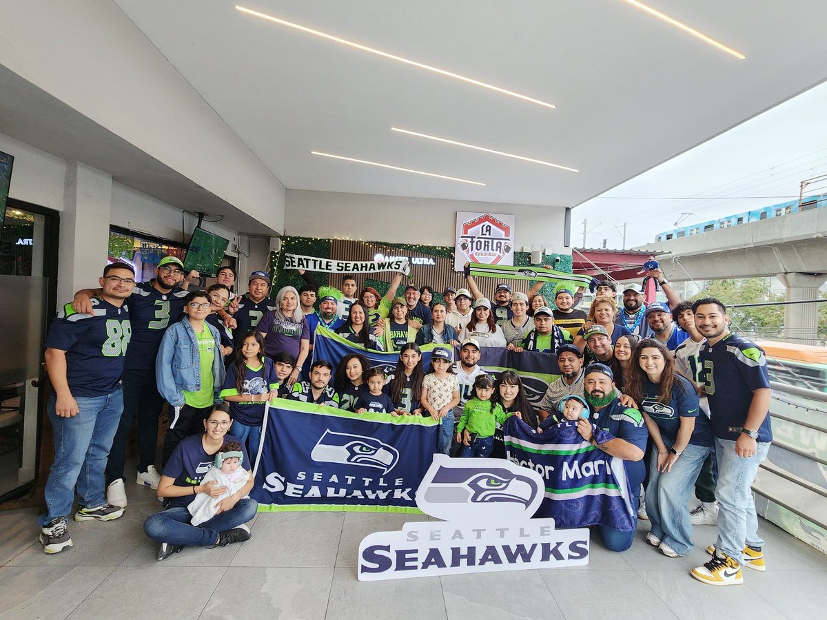 Seahawksmty12's tweet photo. Saludos de los meros meros Seahawks en Monterrey @FOXSportsMX #foximpactonfl https://t.co/tVdZ3QJooO