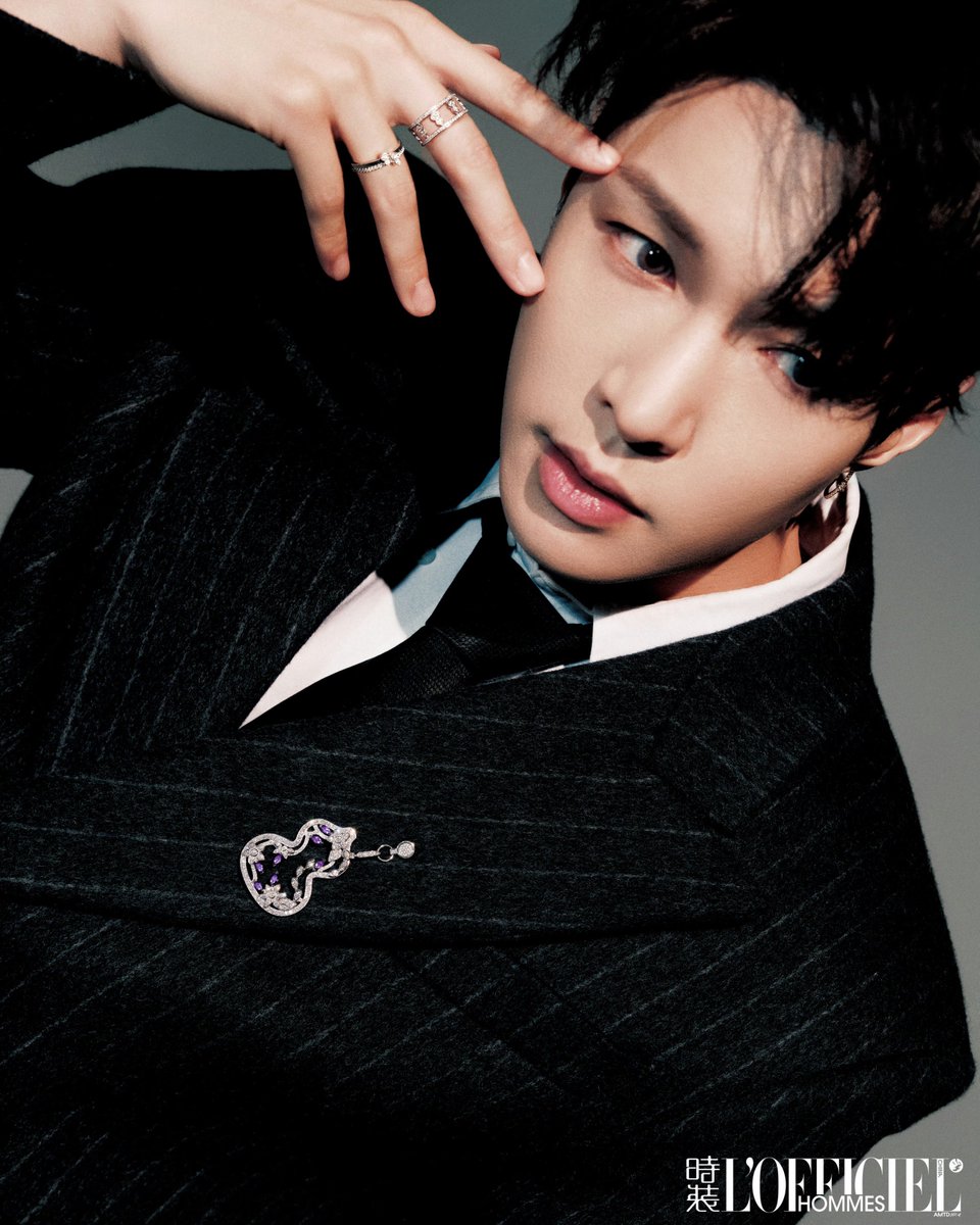 XingPark's tweet photo. 251219 L’OFFICIEL Hommes Magazine Weibo update:

@layzhang December cover 
 
#LayZhang #张艺兴 #Lay #Yixing #레이 #レイ #장이씽 #อี้ชิง https://t.co/pyrUUXu8If