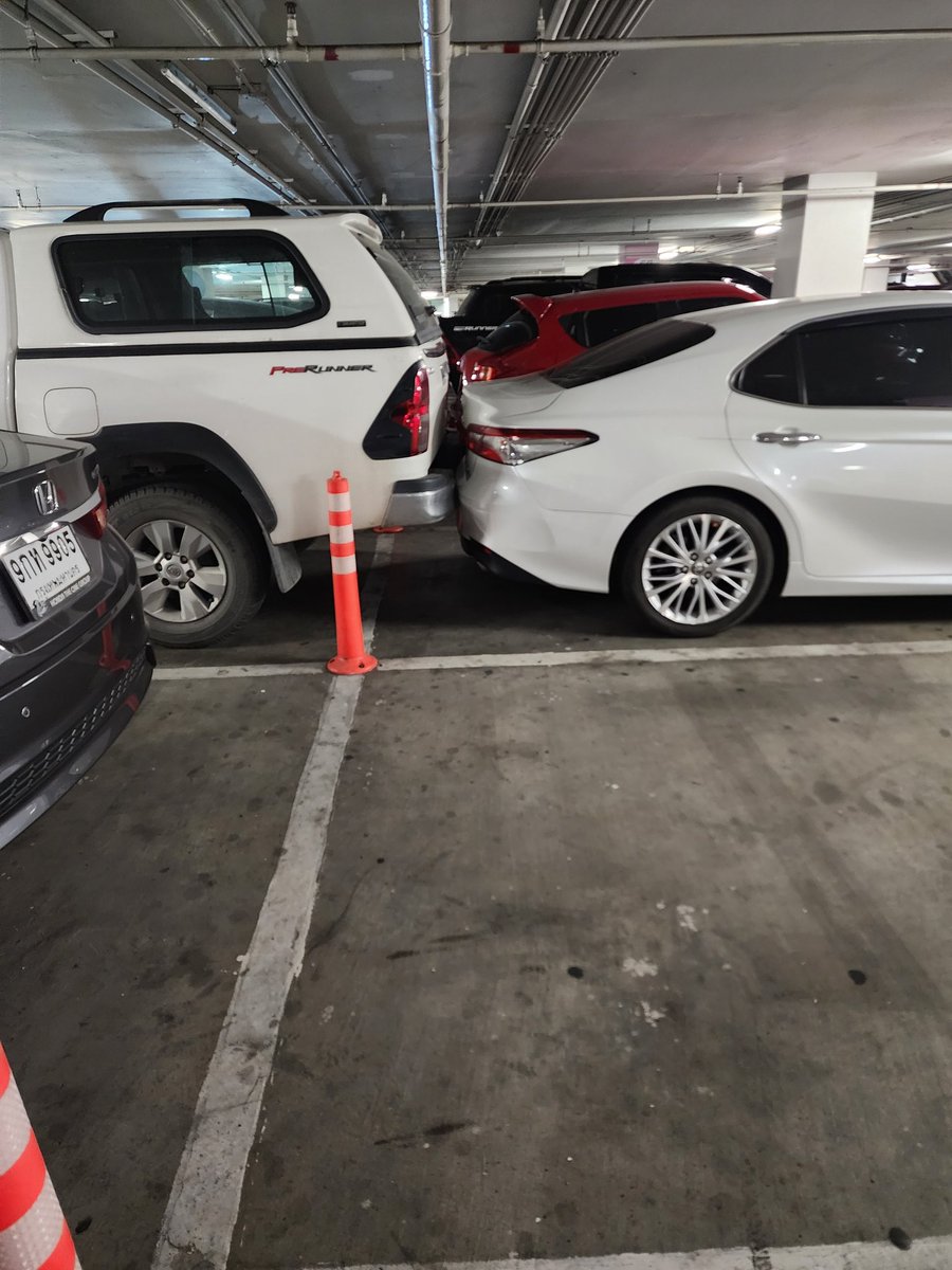 sticky_____rice's tweet photo. タイの某駐車場。
マイペンライ、ぶつかっていない？ https://t.co/xq38Qi53LW