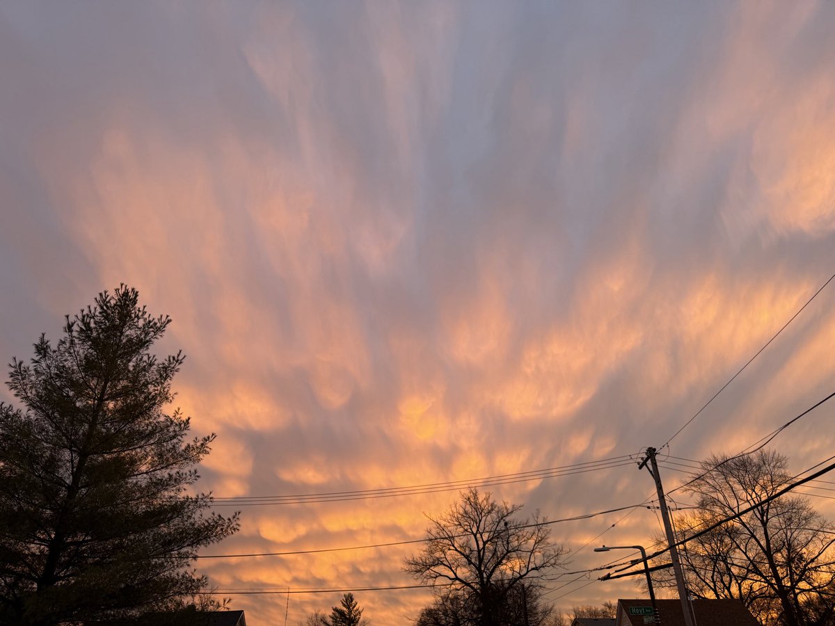 _nerdy9's tweet photo. @VORTEXJeff Great pictures Jeff! These images are from Aurora, IL today https://t.co/974X588oJ4