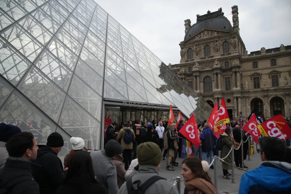 NewDelhiTimes's tweet photo. Louvre workers vote to extend a strike as the museum partially reopens
#Louvre #Partially
https://t.co/ICmkaDGlXN https://t.co/NAPtL2WAZj