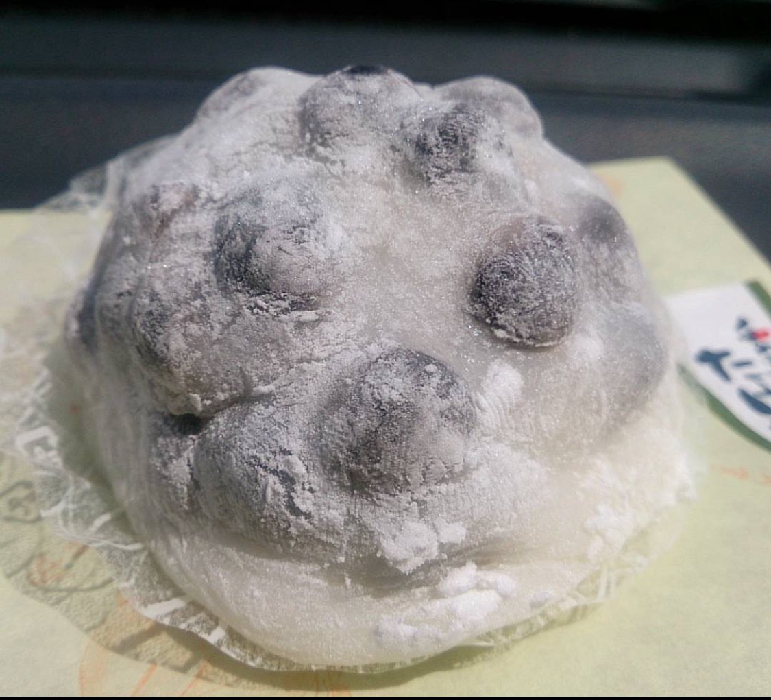 郡山市にある『和の菓子たけだ』の豆大福はマジうめぇ。
臼と杵でついたお餅が驚くほど柔らかくて、赤えんどう豆の絶妙な塩気がつぶあんの甘さを引き立てる逸品…！

親戚の家やじいちゃんばあちゃんの家に持っていっても口を揃えて「美味しい」と大好評！

豆大福で感動したのはココだけや！