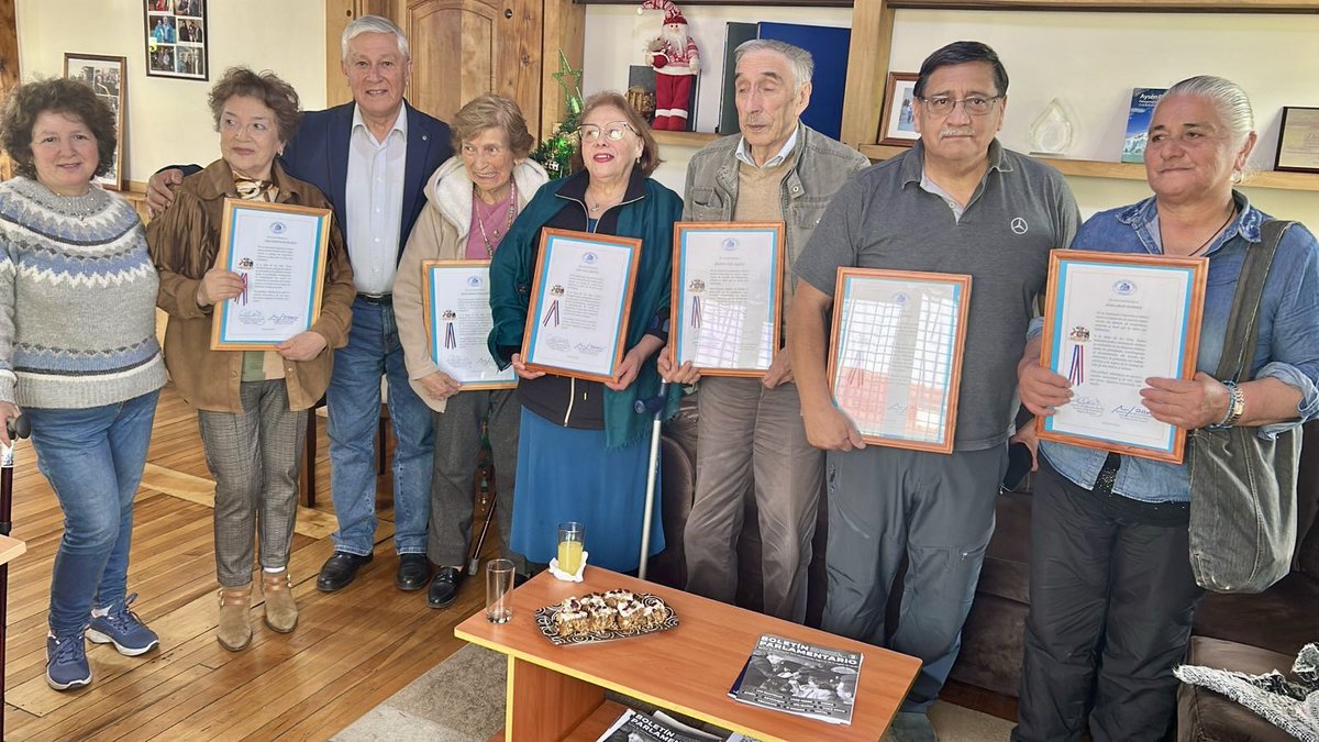 Hoy entregamos un merecido reconocimiento a destacados vecinos de nuestra región, por su trayectoria y valioso aporte al desarrollo regional.
Con gratitud celebramos lo que juntos hemos construido. 🙌 <a href="/SergioBecerraXI/">Sergio Becerra Mera</a> <a href="/SenadoresUDI/">Senadores UDI</a> <a href="/Senado_Chile/">Senado Chile</a> <a href="/AndreaPonceOliv/">Andrea Ponce</a>