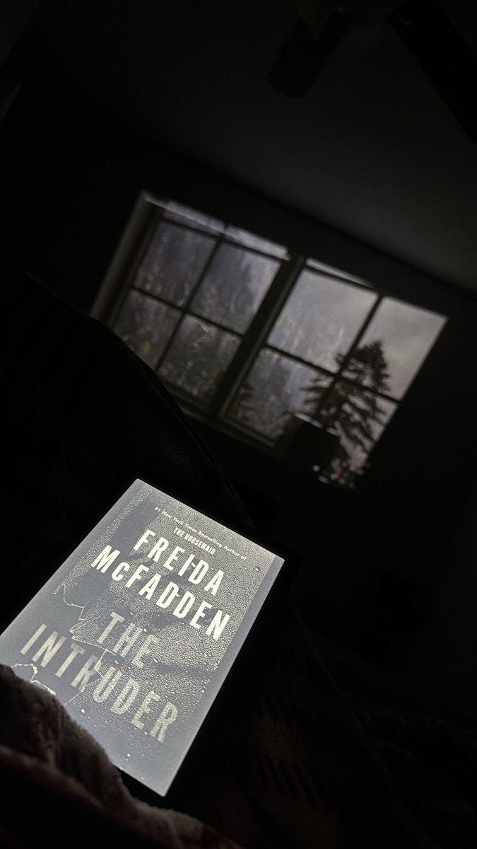 AmandaLynnee's tweet photo. My current read 😊 
What are your recommendations? #books #freidamcfadden #booktok #jonita #BookTwitter #booktok #BooksWorthReading #booklovers #readingworld https://t.co/7SVb5kid0e