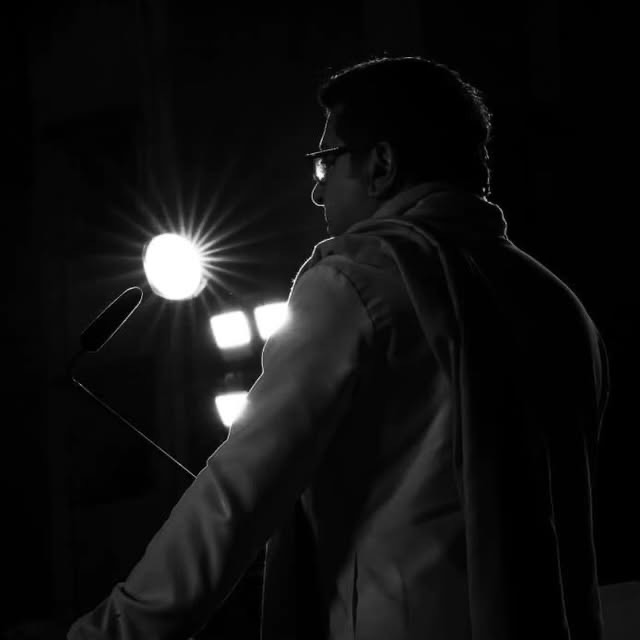 महाराष्ट्र आणि मराठीसाठी लढणारा एकमेव क्रांतिकारी म्हणून राज ठाकरेंचं नाव जगजाहीर आहे..

बाळासाहेब म्हणायचे "मनगटातील ताकद ही तुमच्या उतुंग आकाशात भरारी घेण्यासाठी कारणीभूत असतो"

राज साहेब हीच आता मराठी माणसाची ताकद.

मराठी माणसांनी आता या ताकदीला बळ दिलं पाहिजे. 

जय मनसे 🙏