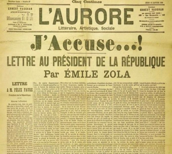 LaudelinoRJ's tweet photo. Hoje é data da anistia mais famosa da França, feita em 1900.

O Brasil de 2025 é o espelho francês de 1900. A história tem suas ironias.

Em 1894, a França condenou Alfred Dreyfus com base em um memorando mal analisado, num julgamento fechado, sem defesa, com apoio da imprensa e provas secretas.

Em 2025, o Brasil debate a situação de Jair Bolsonaro, condenado em processos que seus defensores consideram igualmente questionáveis.

Dreyfus era o único oficial judeu do Estado-Maior francês — um alvo conveniente para o antissemitismo da época.

Bolsonaro representa uma direita que muitos consideram inconveniente para o establishment político atual.

Nos dois casos, a divisão social é profunda.

Na França, dreyfusards e antidreyfusards rasgaram o país ao meio.

No Brasil, bolsonaristas e antibolsonaristas reproduzem fraturas semelhantes.

O coronel Picquart descobriu que o verdadeiro traidor era Esterhazy, mas foi silenciado quando tentou corrigir o erro. Diziam que questionam o julgamento era atacar a França.

No Brasil, questionamentos sobre a condução dos processos são frequentemente descartados como "ataques às instituições".

A França de 1900 escolheu a anistia geral — perdoou falsificadores e denunciantes, vítimas e perpetradores.
Era mais fácil decretar esquecimento do que estabelecer a verdade.

O Brasil de 2025 enfrenta dilema similar: buscar pacificação por uma anistia ou insistir em processos que metade do país considera ilegítimos?

Dreyfus só foi completamente reabilitado em 1906, quando as paixões políticas haviam esfriado.

A verdade precisou esperar a política se acalmar.

A pergunta que fica é incômoda: quantos Dreyfus a história produz quando a justiça se subordina à conveniência política?

E mais importante: o Brasil escolherá o caminho da França de 1900 — uma paz artificial sobre fundamentos podres — ou terá coragem de enfrentar suas contradições?

A anistia pode silenciar o conflito.

Mas como os franceses aprenderam, silêncio não é justiça. E injustiças silenciadas têm o péssimo hábito de habitar a memória dos justos e retornar quando menos se espera.