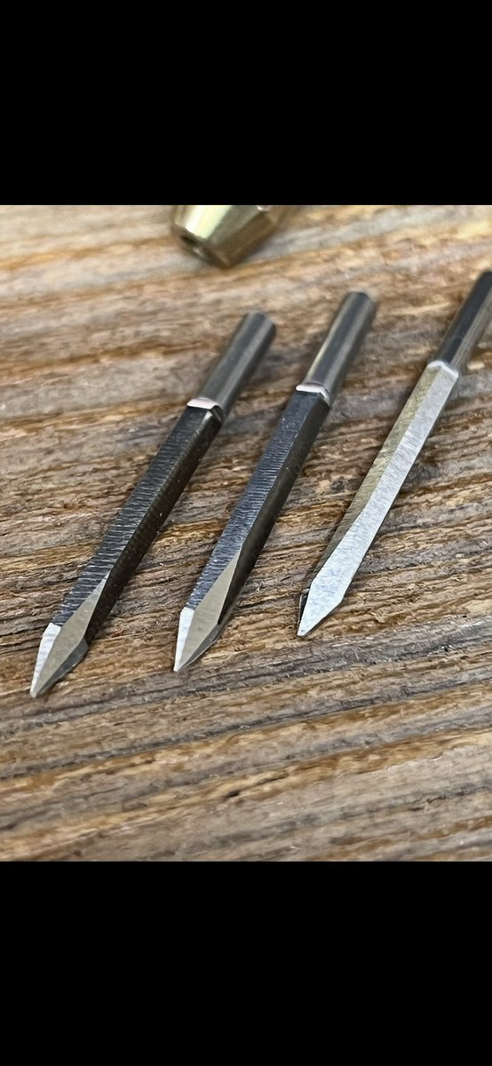 研ぎ出し無しの替刃式ブ
レード。
私はこの写真の状態迄削り出して後は皆様のお好みで研ぎ出してもらうスタイル。
色々対応出来るように替刃式ブレードに追加しておきます。
こだわりのある方又は研ぎ出してみたい方は是非チャレンジしてみて下さいね。
#菱錐　#革細工　#革工具