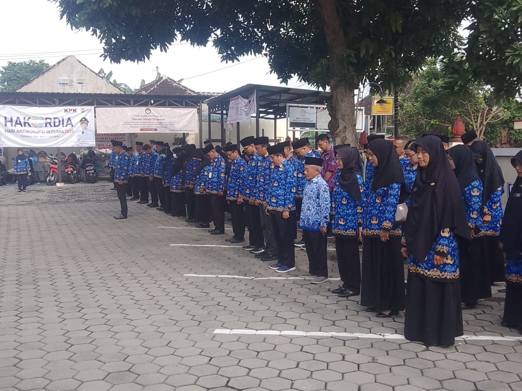 KPolanharjo's tweet photo. Wakili Danramil 15/PLH Serma Eko Andriyono melaksanakn giat upacara dalam rangka memperingati hari bela negara dikec polanharjo kab klaten
@kodim_0723_klaten 
@korem074wrt_solo https://t.co/Zb7NdL3o1w