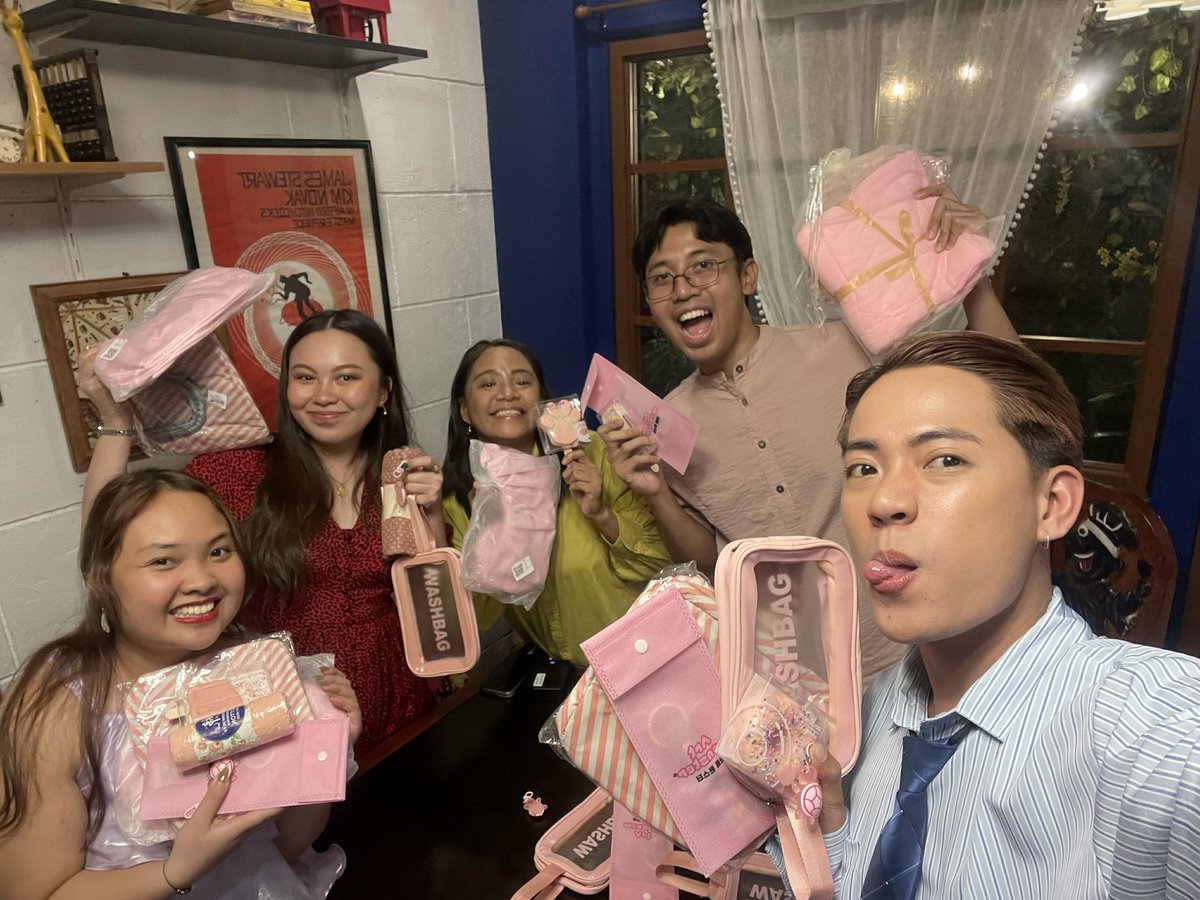 sayCheeezz's tweet photo. Annual Christmas party💜💙💚💛❤
#emebabies https://t.co/F7GFbY3MVd