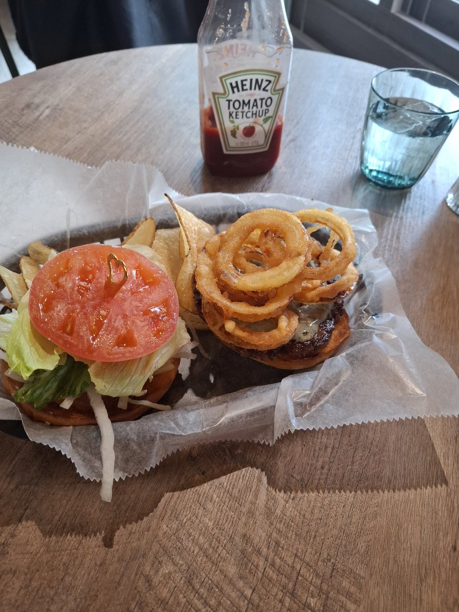 capedcrusaders_'s tweet photo. 年末に向けて仕事が調整できたので、久しぶりにI-Kousyaでブルーチーズバーガーをいただきました。
移転したのを知らなくて、落ち込んでいたのよね。近くにあって、見つけられて良かった😆
これがこの世のバーガーの中で一番美味しいと思うのです、私は✨
今年もあと少し。がんばっていきましょう！ https://t.co/7LsNRl9ewn