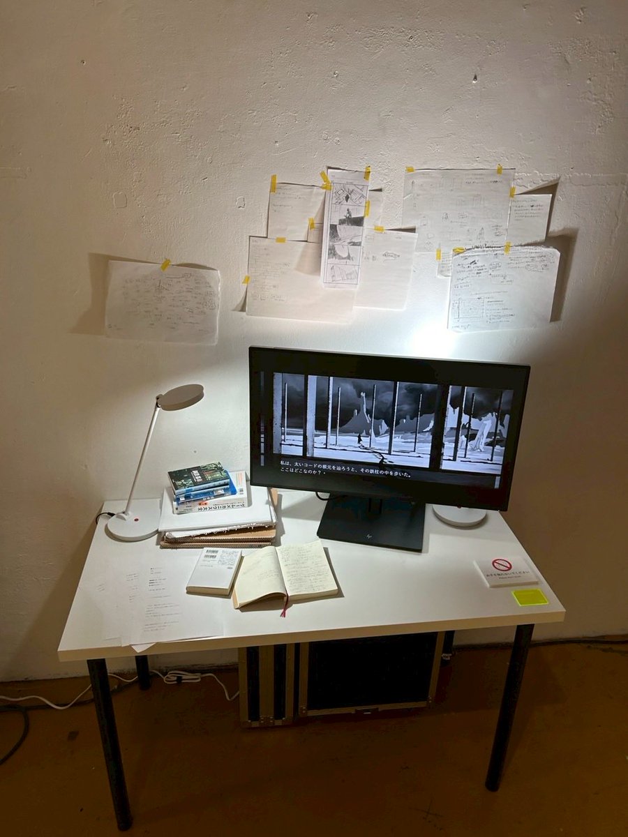 NMID_1's tweet photo. 【作品紹介】

「The Lightning Field 」

蔭山葵

ロボットのあなたは荒野の発電所でひとり目覚める。記憶を取り戻すため自身と施設を修理するうち、過去の痕跡が現れる。あなたは何者で、かつてここでなにがあったのか。記憶と存在をめぐる物語。制作中ノベルゲームの制作過程の展示です。 https://t.co/9SXROg725m