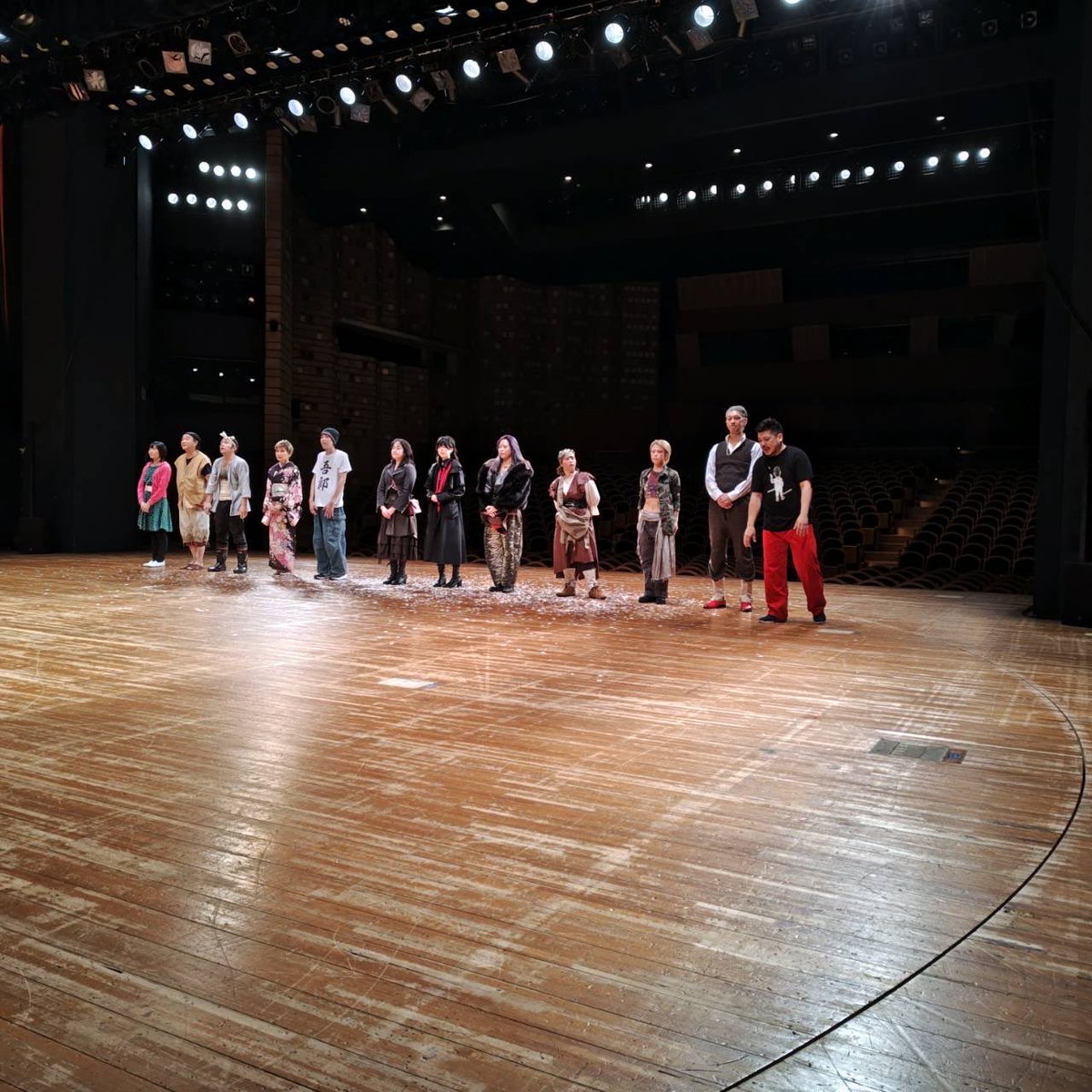 goudoutak's tweet photo. #KNOCKUP の雰囲気をすこーしだけ写真にてお届け！

4枚には収まりきらないぐらい素敵な写真をたくさん撮ってもらいました！
(写真提供:@yayoi3gatsu )
本当はもっとお届けしたいのですが、是非劇場でご覧ください！

#2025TAK合同公演 https://t.co/nykNfIe0fa