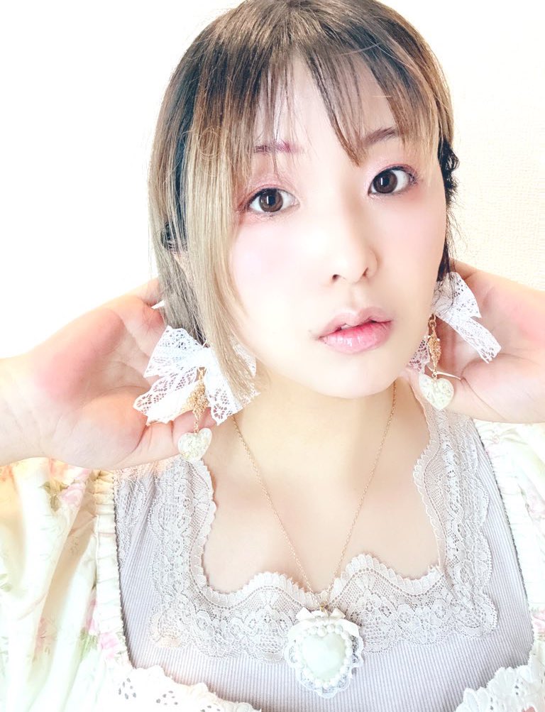 Sa＊eさんのアクセサリーが届いたよ！
ネックレスに合わせてくまこちゃんにオーダーしました♡♡

かわいい🤍🤍🤍

GRLでロリィタに合うトートバッグも買いました♡♡

みいんな白♡♡