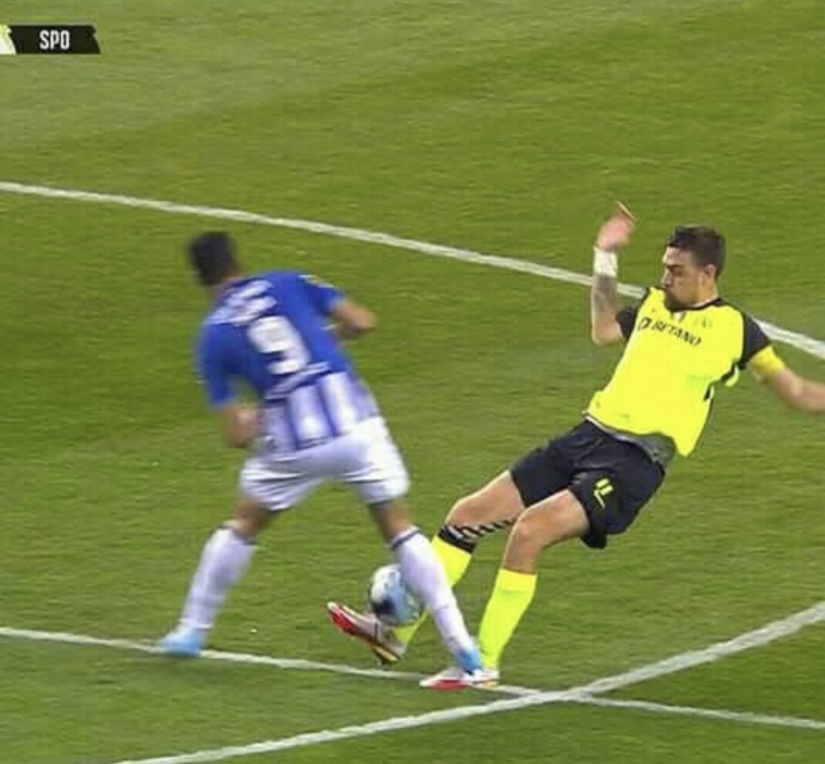 insidesporting_'s tweet photo. A mesma época, 2 jogos diferentes. Realmente ninguém merece… https://t.co/BxK4kEOkfA