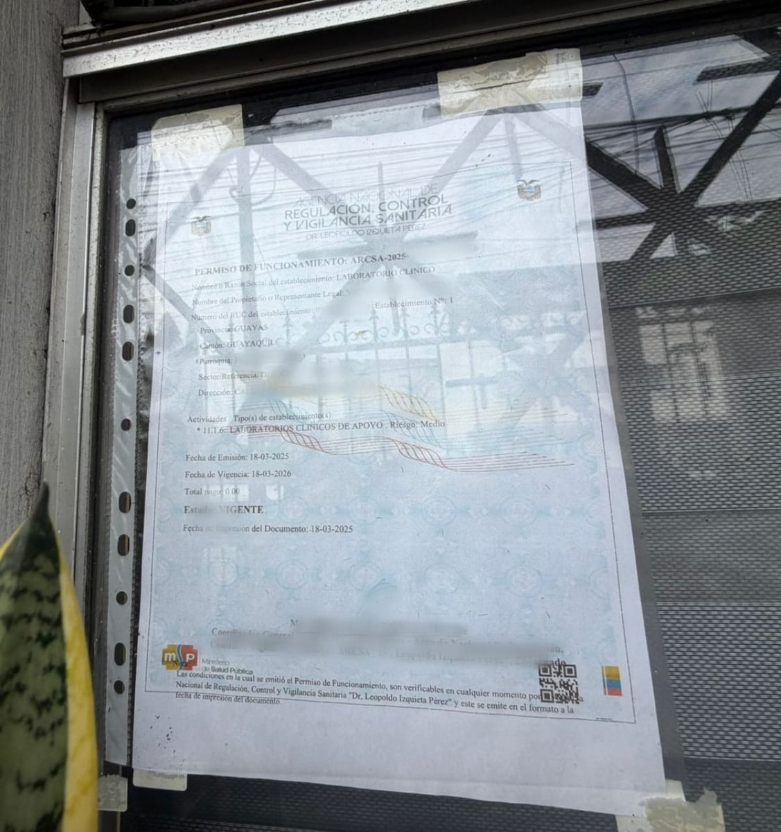 Acess_Ec's tweet image. ❌ La #ACESS atendió una denuncia ciudadana en #Guayaquil y procedió a la clausura de un laboratorio al evidenciar que funcionaba con un permiso falsificado emitido por @Arcsa_Ec.
La acción se ejecutó como medida urgente de protección sanitaria, conforme a la normativa vigente.