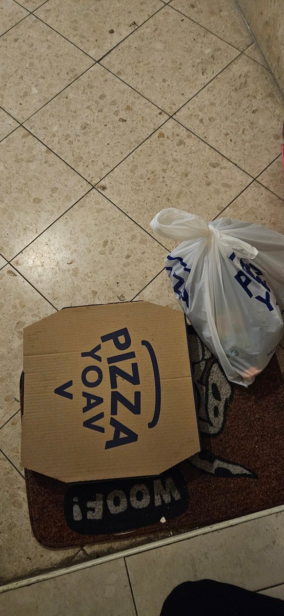 Slonim's tweet image. היי אתה שם איפשהו באזור שיכון דן/אפקה שהזמין פיצה פפרוני וחיכה לה בטח איזה שעתיים. וולט המטומטמים הביאו לפה את ההזמנה שלך. השארתי מחוץ לדלת ואמרתי לשליח שייקח אבל הוא מתעקש שהזמנתי פיצה. אם במקרה קיבלת את המרק-של-חולים שלי תיהנה ותדווח איך היה
@woltapp