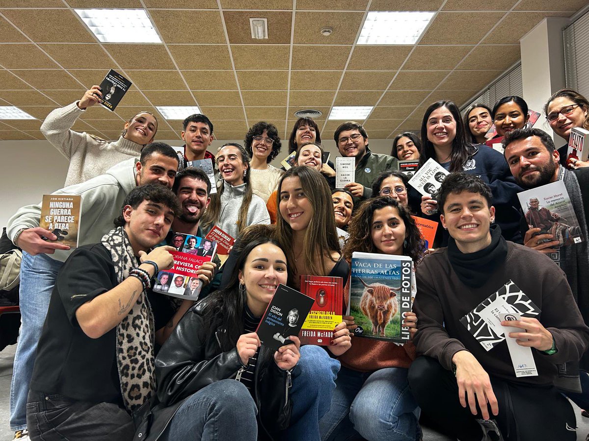 🔵Los autores protagonistas han sido Svetlana Aleksiévich, Ryszard Kapuściński y Joan Didion. Nos ha hecho mucha ilusión cerrar el último día de curso presencial antes del año que viene con estos regalos🎁🎄