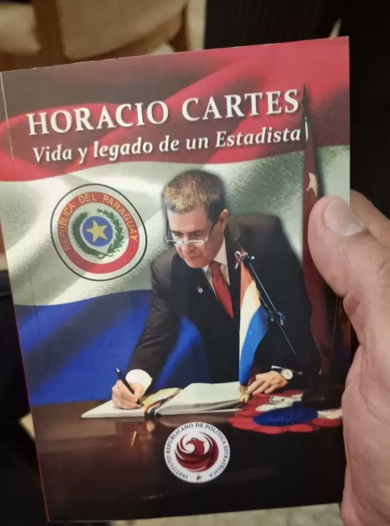 Mercado de pases? Corrupción? Huelga de colectiveros? Ni idea de eso. Perdón por andar ocupado leyendo "Horacio Cartes: Vida y legado de un Estadista". Casi no me queda tiempo para preocuparme por situaciones irrelevantes que no dejan volar mi imaginación como los libros.