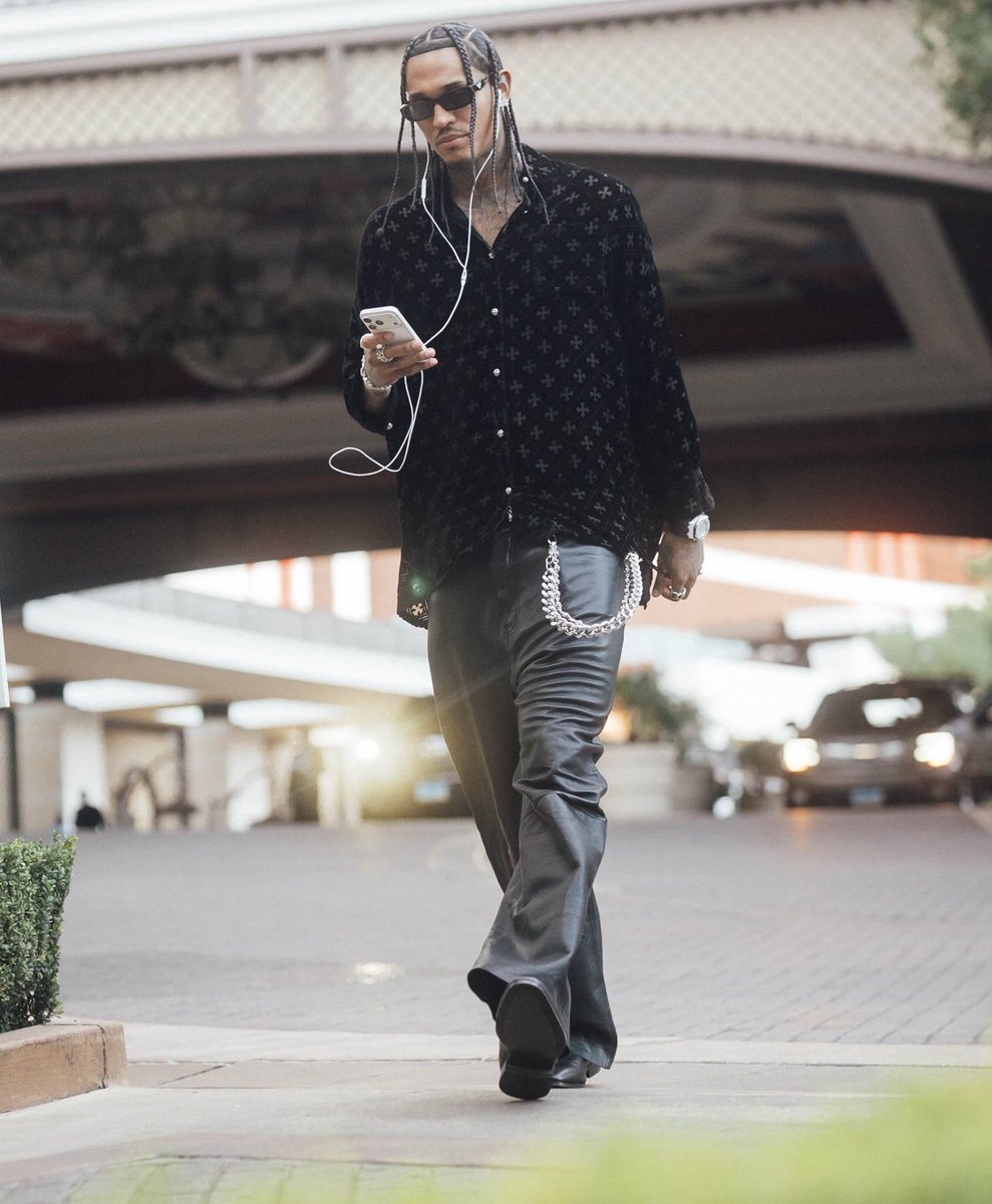 UpscaleHype's tweet image. .@JordanClarksons wears a chromehearts shirt and @audemarspiguet watch for the @nyknicks vs @spurs @nba cup final.