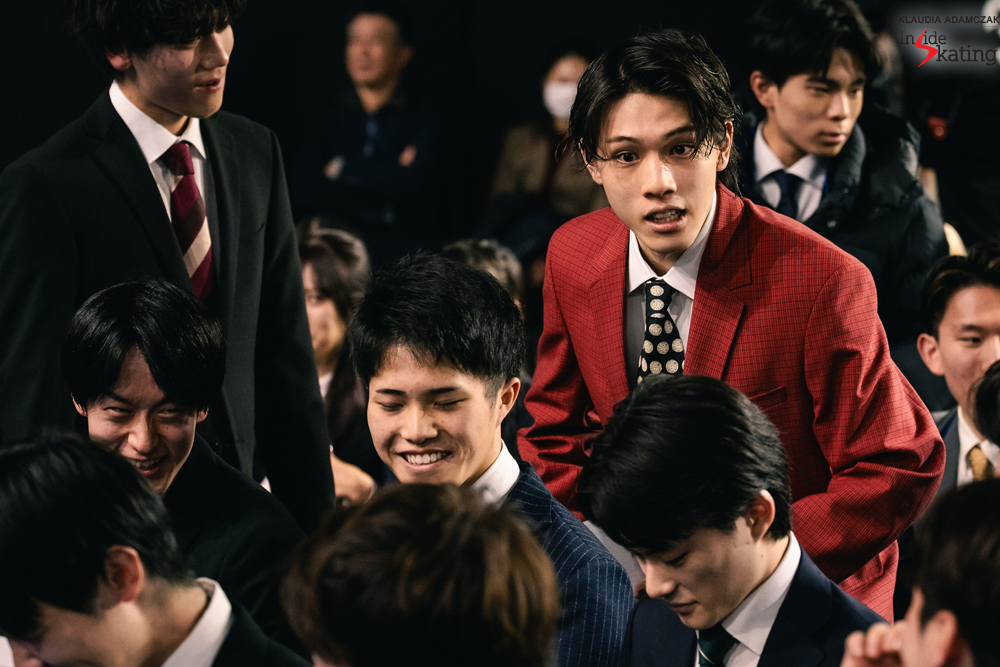 insideskating's tweet photo. #KoshoOshima wearing a red suit in a sea of black and navy, now that was a bold move – and was met with smiles, happy laughter, applause. The #draw in a nutshell: lots of fun. #InsideSkating features #JapaneseNationals https://t.co/diTUvFJBu0