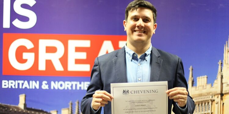 ReporteYa's tweet photo. #18Dic #PresosPolíticos
Más de 100 exbecarios del programa Chevening exigieron la liberación inmediata del ingeniero y activista Jesús Armas, detenido arbitrariamente en Venezuela desde hace más de un año.
En un comunicado, denunciaron patrones de represión política y las condiciones de reclusión en El Helicoide, y reclamaron la excarcelación de todos los presos políticos del país. - @monitoreamos