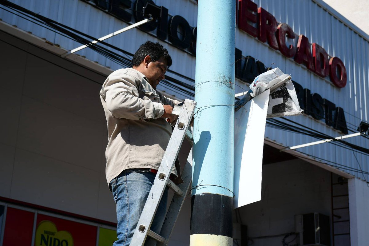 municorrientes's tweet photo. La limpieza de los espacios públicos, ¡no se detiene! 💪🏼 Estamos retirando carteleria obsoleta de la vía pública en distintos puntos para que la ciudad esté más limpia 🙌🏻 Por consultas está disponible la línea gratuita 147 o al #MuniBot por WhatsApp al 3794 341768 📲 https://t.co/3UDMCKYH1e
