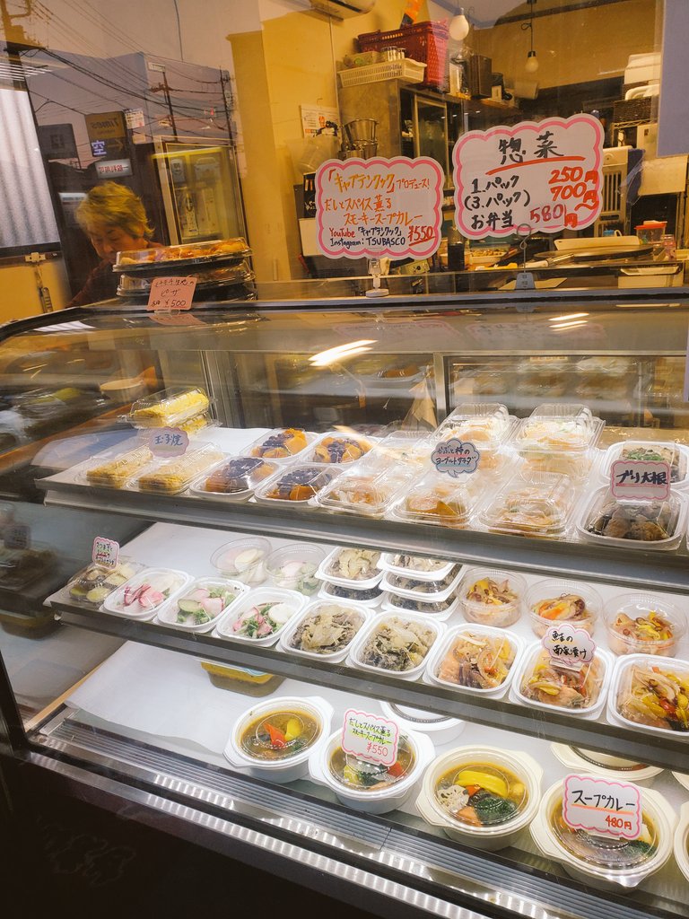 CookTsuchan's tweet image. 匠の技で七里のそ～すの壁が見事に彩られまみた🐥🌈

推しの梨菜たん黄色の人🐥
推しママンの頭も黄色くらい黄色ってさっき言われて気づいたw

黄色引き寄せ？w

そ～すで食べて橋本梨菜カレンダー買いましょう🗓️

すき焼き弁当ありがとう🙏…