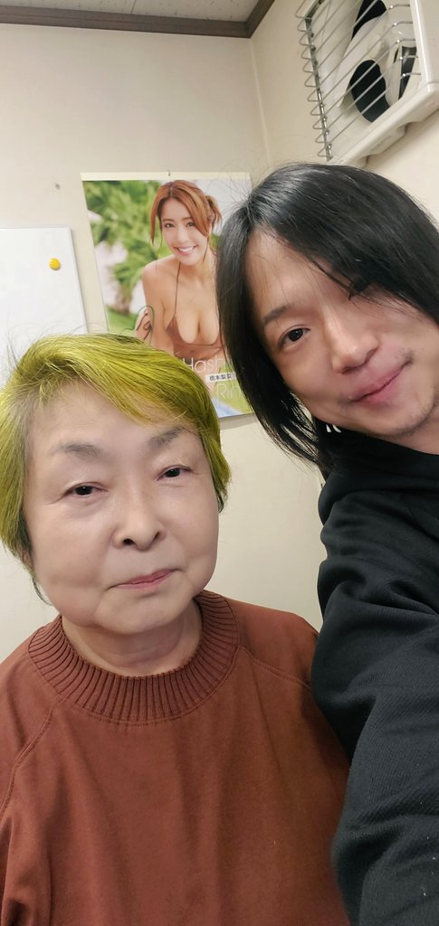 CookTsuchan's tweet image. 匠の技で七里のそ～すの壁が見事に彩られまみた🐥🌈

推しの梨菜たん黄色の人🐥
推しママンの頭も黄色くらい黄色ってさっき言われて気づいたw

黄色引き寄せ？w

そ～すで食べて橋本梨菜カレンダー買いましょう🗓️

すき焼き弁当ありがとう🙏…