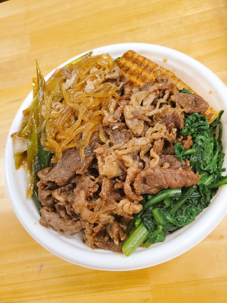 CookTsuchan's tweet image. 匠の技で七里のそ～すの壁が見事に彩られまみた🐥🌈

推しの梨菜たん黄色の人🐥
推しママンの頭も黄色くらい黄色ってさっき言われて気づいたw

黄色引き寄せ？w

そ～すで食べて橋本梨菜カレンダー買いましょう🗓️

すき焼き弁当ありがとう🙏…