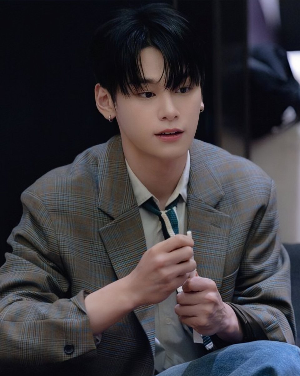 luvwoomn's tweet photo. he's so jaw droppingly beautiful i can't even look away https://t.co/gpLJTAkuOH