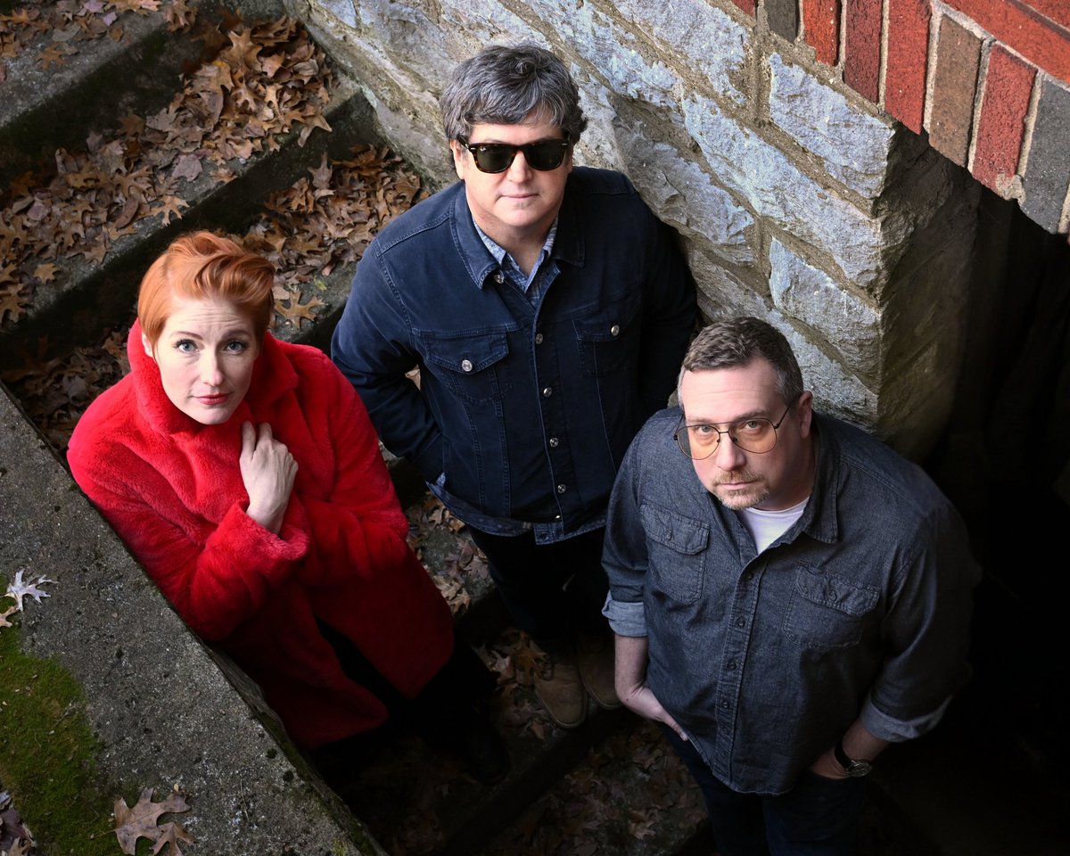 Check out our latest Snapshots with Leigh Nash and catch her and Sixpence None The Richer tonight at <a href="/HowardTheatre/">The Howard Theatre</a> tonight!
SNAPSHOTS: Leigh Nash – The Rogers Revue
therogersrevue.com/snapshots-leig…

#LeighNash #sixpencenonethericher #onightdivine
#christmasconcert #MUSIC #howardtheatre