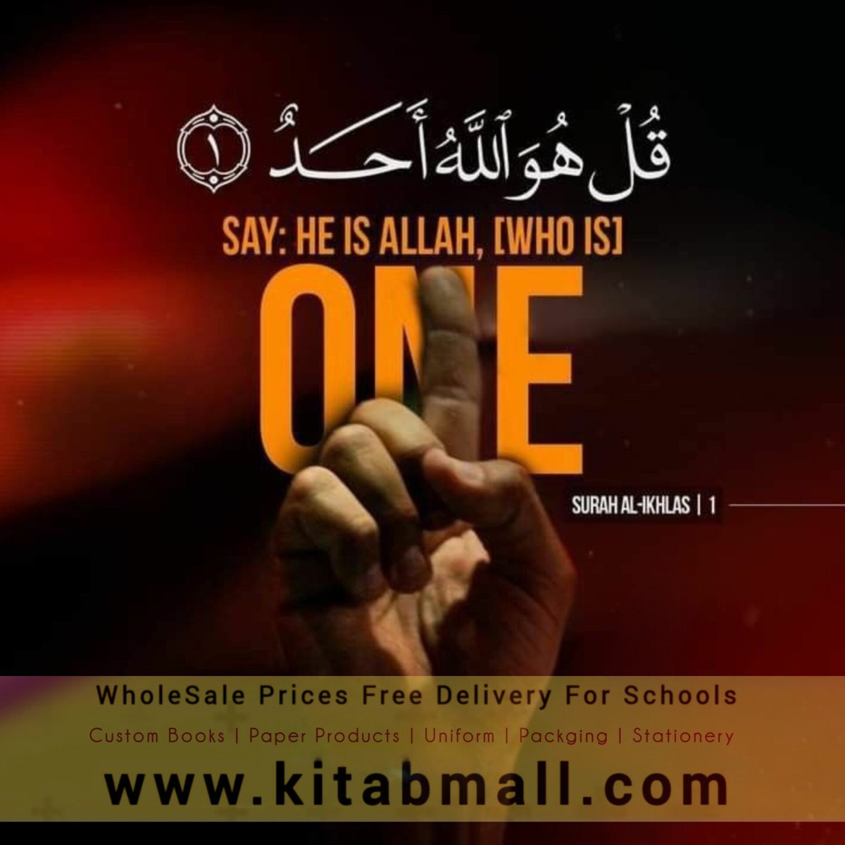 KitabMall's tweet image. سورۂ اخلاص قرآنِ مجید کی ایک نہایت مختصر مگر بہت جامع سورت ہے جو اللہ تعالیٰ کی وحدانیت کو واضح کرتی ہے۔ اس کا مفہوم یہ ہے:

اللہ ایک ہے، وہ یکتا اور بے نیاز ہے۔
نہ اس کی کوئی اولاد ہے اور نہ وہ کسی کی اولاد ہے۔
اور اس کے برابر یا ہمسر کوئی بھی نہیں۔

یہ سورت ہمیں یہ سبق دیتی ہے…