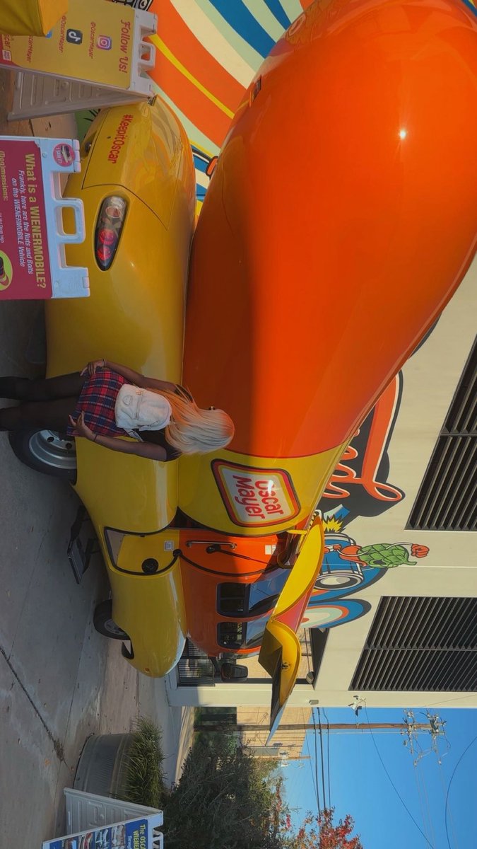 SabreMonay's tweet photo. I DID IT YALL. I FOUND THE WEINER MOBILE. I CAN DIE HAPPY 😂😂😍😍 https://t.co/rglIGann6X