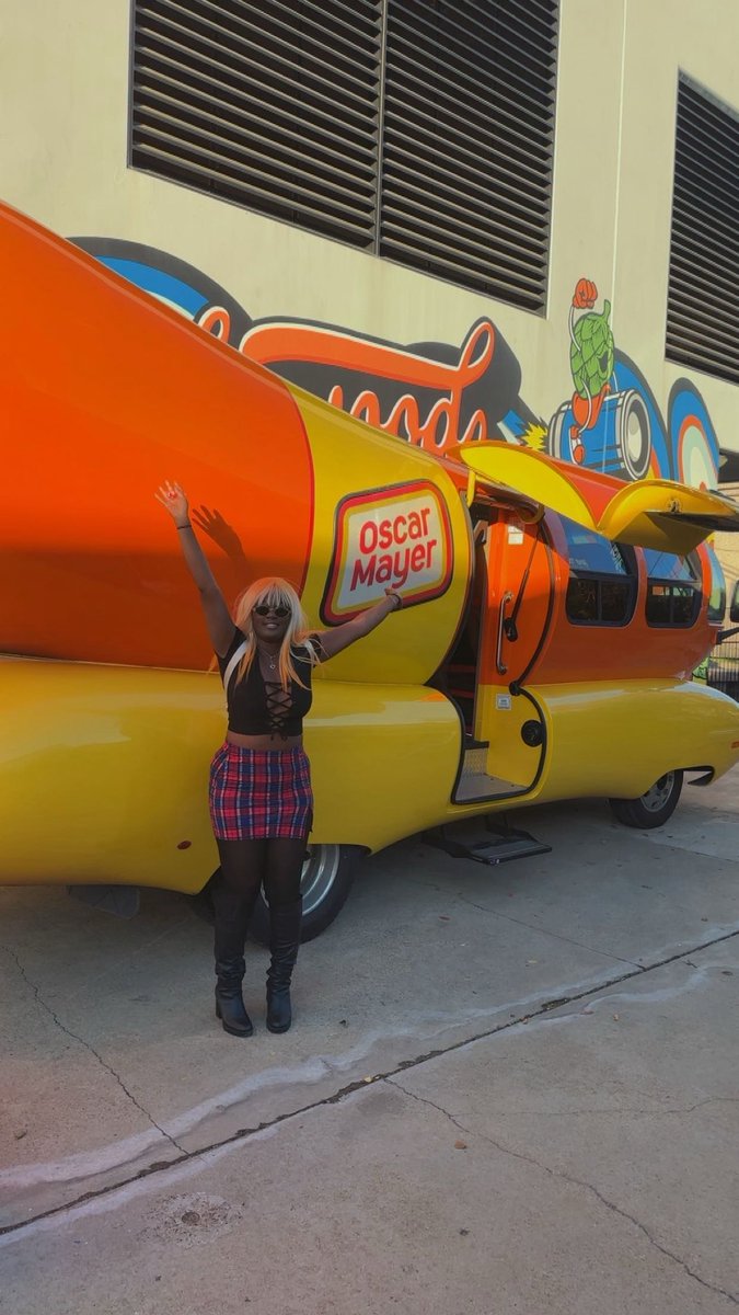 SabreMonay's tweet photo. I DID IT YALL. I FOUND THE WEINER MOBILE. I CAN DIE HAPPY 😂😂😍😍 https://t.co/rglIGann6X