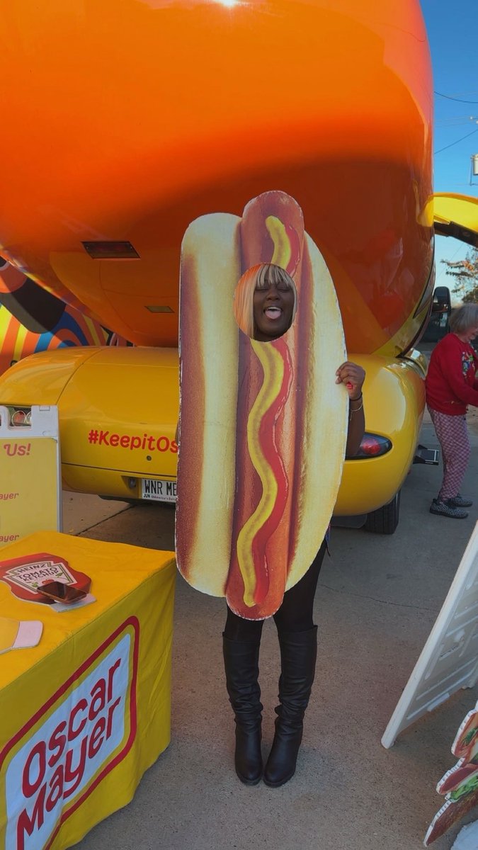 SabreMonay's tweet photo. I DID IT YALL. I FOUND THE WEINER MOBILE. I CAN DIE HAPPY 😂😂😍😍 https://t.co/rglIGann6X