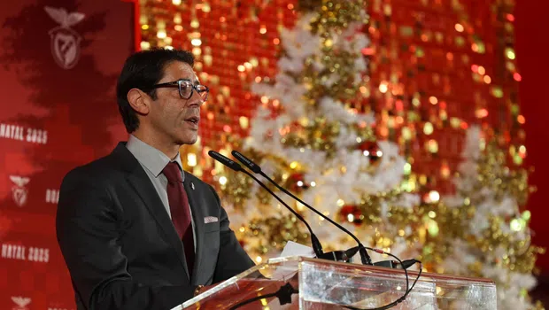 Rui Costa: "Boa noite a todos. As minhas desculpas por este pequeno atraso, mas eu estive lá fora a ver mais um escândalo do futebol português e estive à espera que o árbitro desse penálti. Mas como a festa hoje é nossa, e só nossa, foquemo-nos em nós... Caros colegas dos órgãos