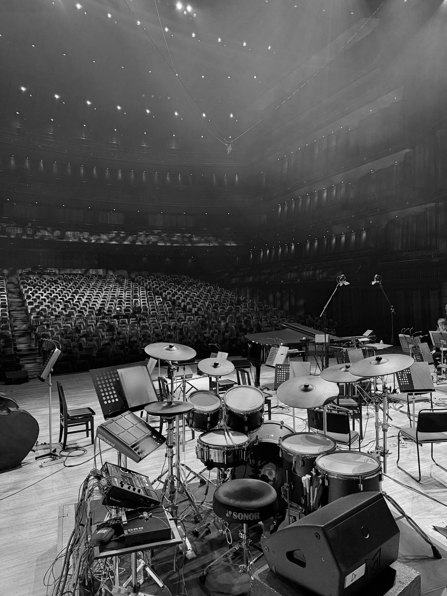KREVA Premium Orchestra Concert
兵庫公演ありがとうございました！

自分の普段のライブではなかなか来る事が無いKOBELCO大ホールは音の響きがとてつもなく気持ち良かったです。
大阪交響楽団の皆様、お世話になりました🙏

次は12/24 東京文化会館大ホールにて！
#KREVA #武部聡志 #岩城直也 #NIPO