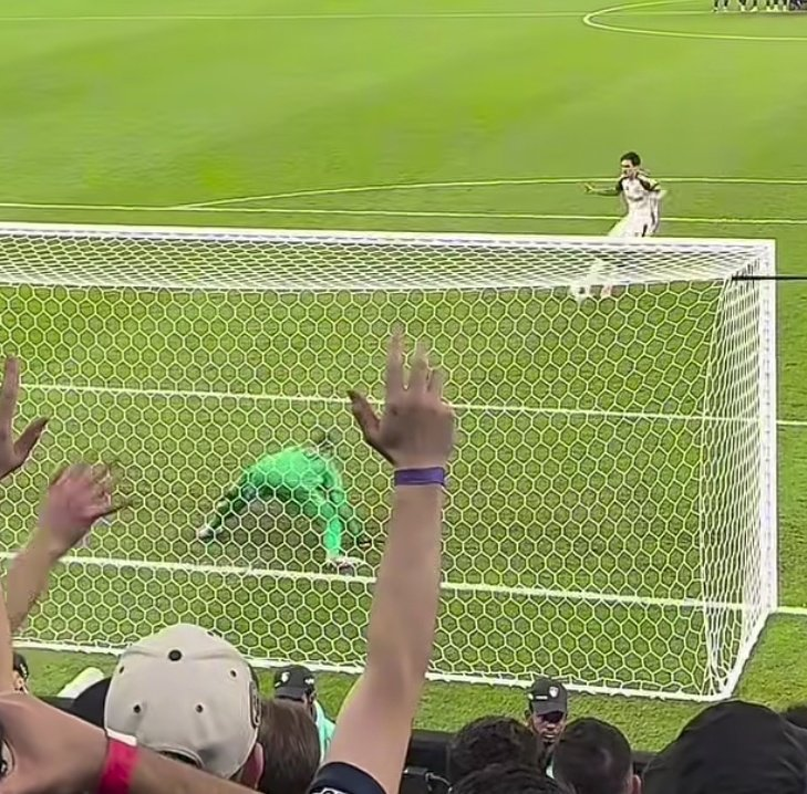 fla_nauta's tweet photo. @tancredipalmeri The keeper was off his line, the penalty should be retaken. If it goes in, the pressure shifts to PSG, who would be behind. https://t.co/zzZQpkFMjM