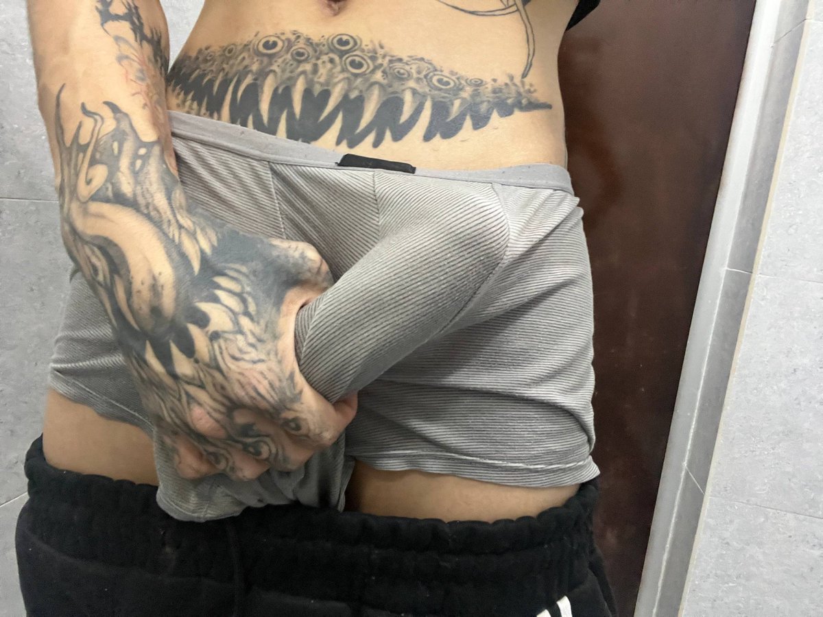 dehumxnizing's tweet photo. i’m mad because I don’t get Calvin Klein underwear as gifts https://t.co/Zy7hXO8AeP