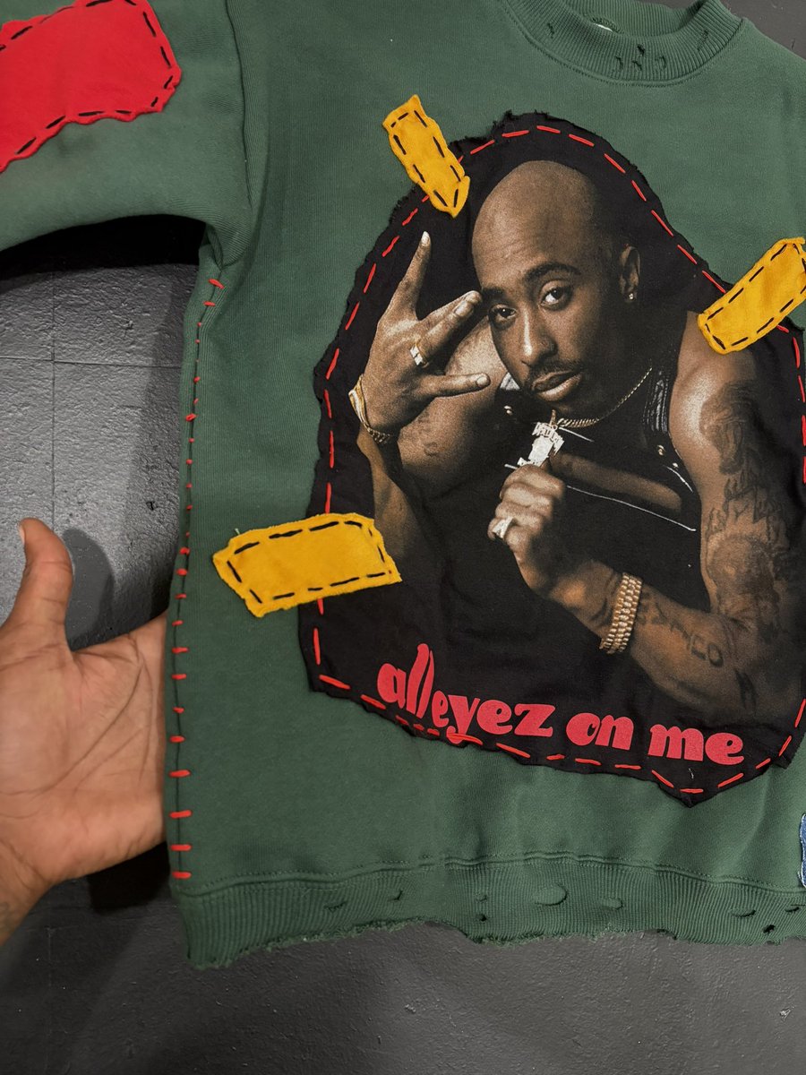 NEW Handmade 1 of 1 Freestyle 
“Tupac” Crewneck Sweater

Now Available For Purchase 🪡🧑🏾‍🦲🪖

Size Small - $150 

#FYP #HipHop #Handmade #Tupac