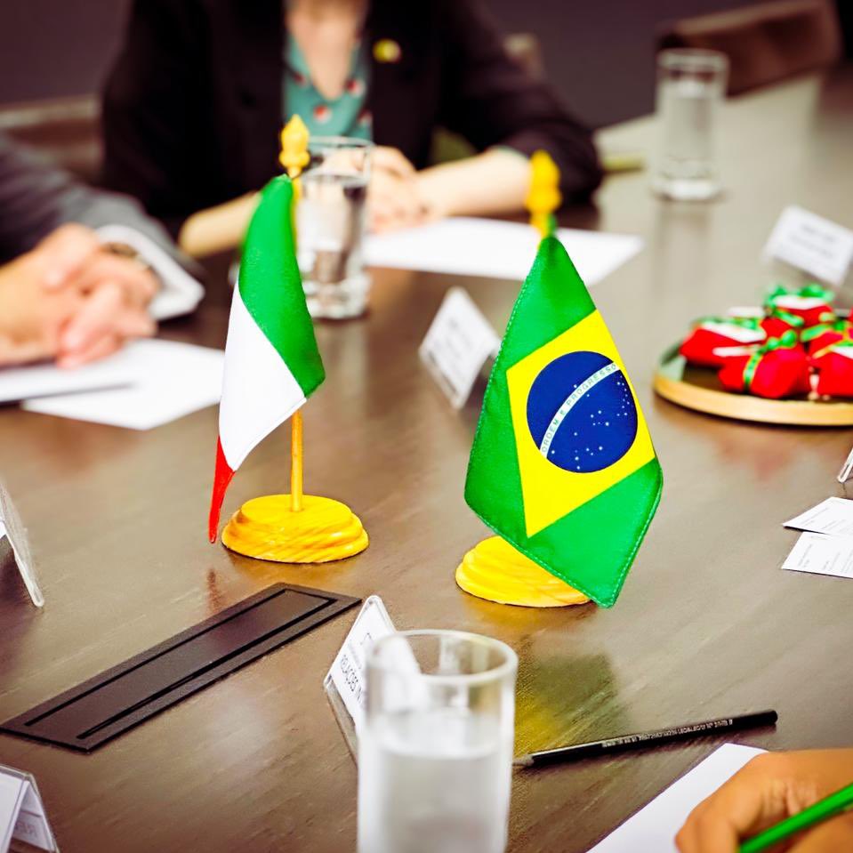 Foi um prazer encontrar-me ontem com a secretária <a href="/angela_gandra/">Angela Gandra</a> da <a href="/sp_smri/">Secretaria Municipal de Relações Internacionais</a> em São Paulo. 

Discutimos o fortalecimento das parcerias com a cidade nas áreas de comércio, cultura, educação e sustentabilidade, com muitas ideias para 2026 🇮🇪🤝🇧🇷