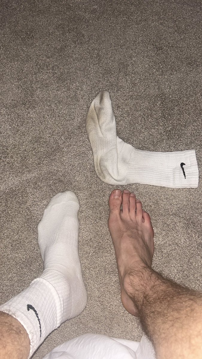 MasterSean_'s tweet image. Sniff (left) or Lick (right) ????