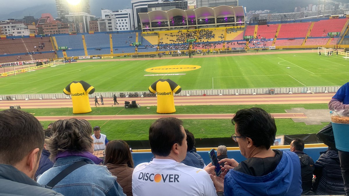 Una tarde más ❤️💙 no nos decepcionen!! <a href="/LDU_Oficial/">LDU Oficial</a>