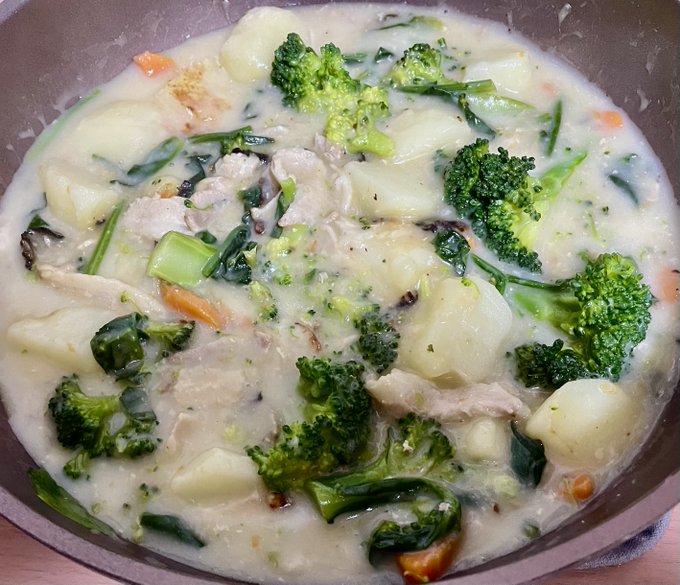 みて、朝ごはんの手づくりシチューとパン 